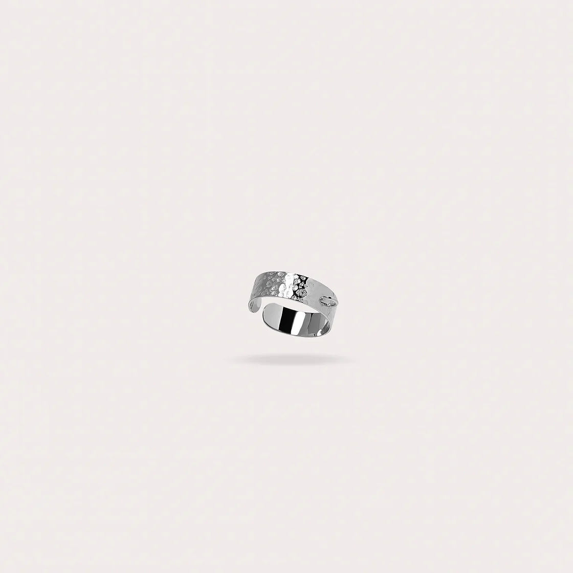 L’IMPRÉVISIBLE BAGUE MARTELÉE 1